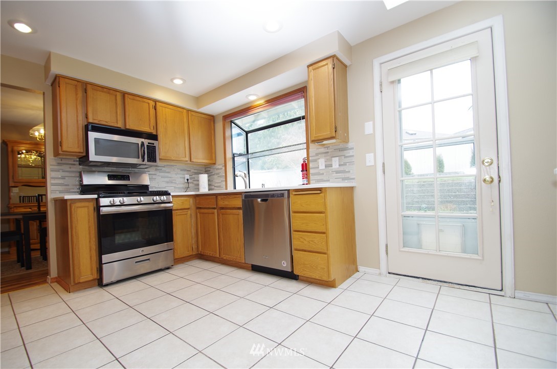 2124 Field Avenue Northeast Renton, WA 98059 - Photo 7 of 13