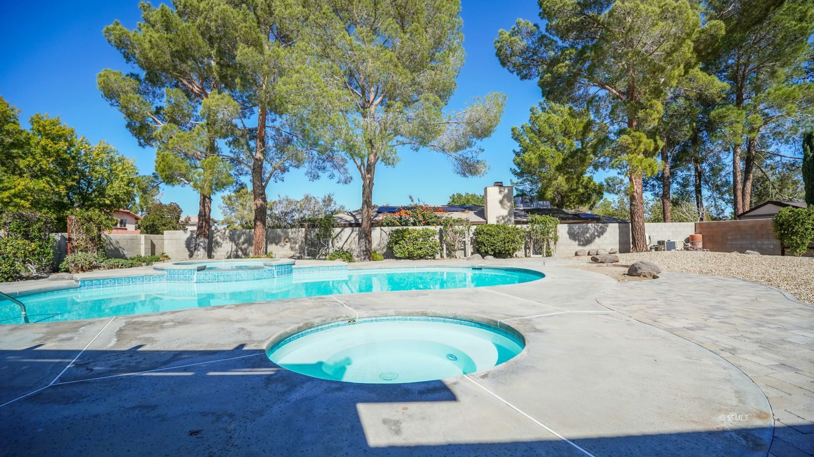 948 Hermosa Avenue Ridgecrest, CA 93555 - Photo 43 of 46 an outdoor space with trees