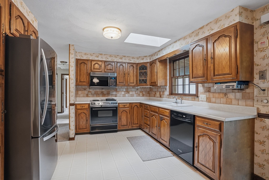 44 Tomlinson Road Attleboro, MA 02703 - Photo 7 of 35