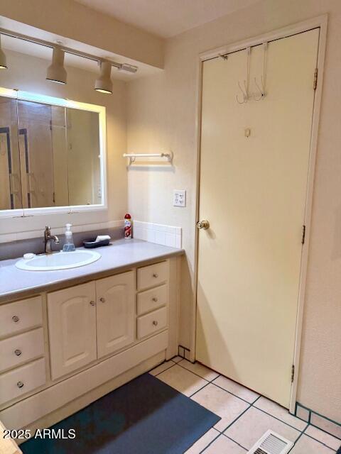 2605 South Tomahawk Road, Unit 46 Apache Junction, AZ 85119 - Photo 33 of 47 a spacious bathroom with a double vanity sink and a mirror