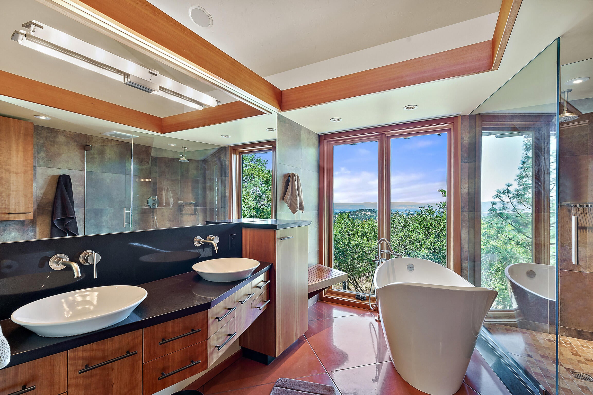 4922 Pioneer Road Medford, OR 97501 - Photo 28 of 70 Primary Bathroom