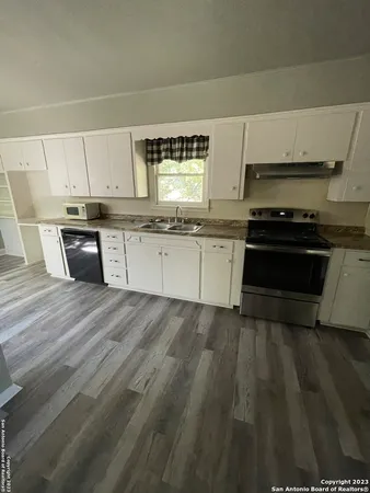 $1,550 | 935 Allen Avenue, New Braunfels, TX 78130