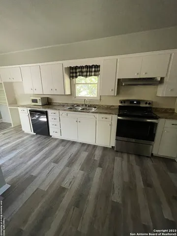 $1,795 | 935 Allen Avenue, New Braunfels, TX 78130