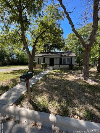 $1,550 | 935 Allen Avenue, New Braunfels, TX 78130