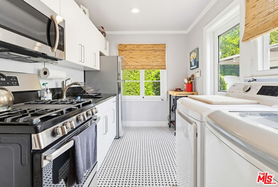 516 South Rimpau Boulevard Los Angeles, CA 90020 - Photo 37 of 72