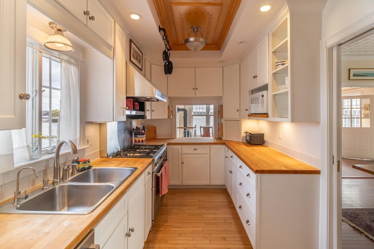 913 Cundy's Harbor Road Harpswell, ME 04079 - Photo 13 of 43 913 Cundys Harbor Road Interiors-14