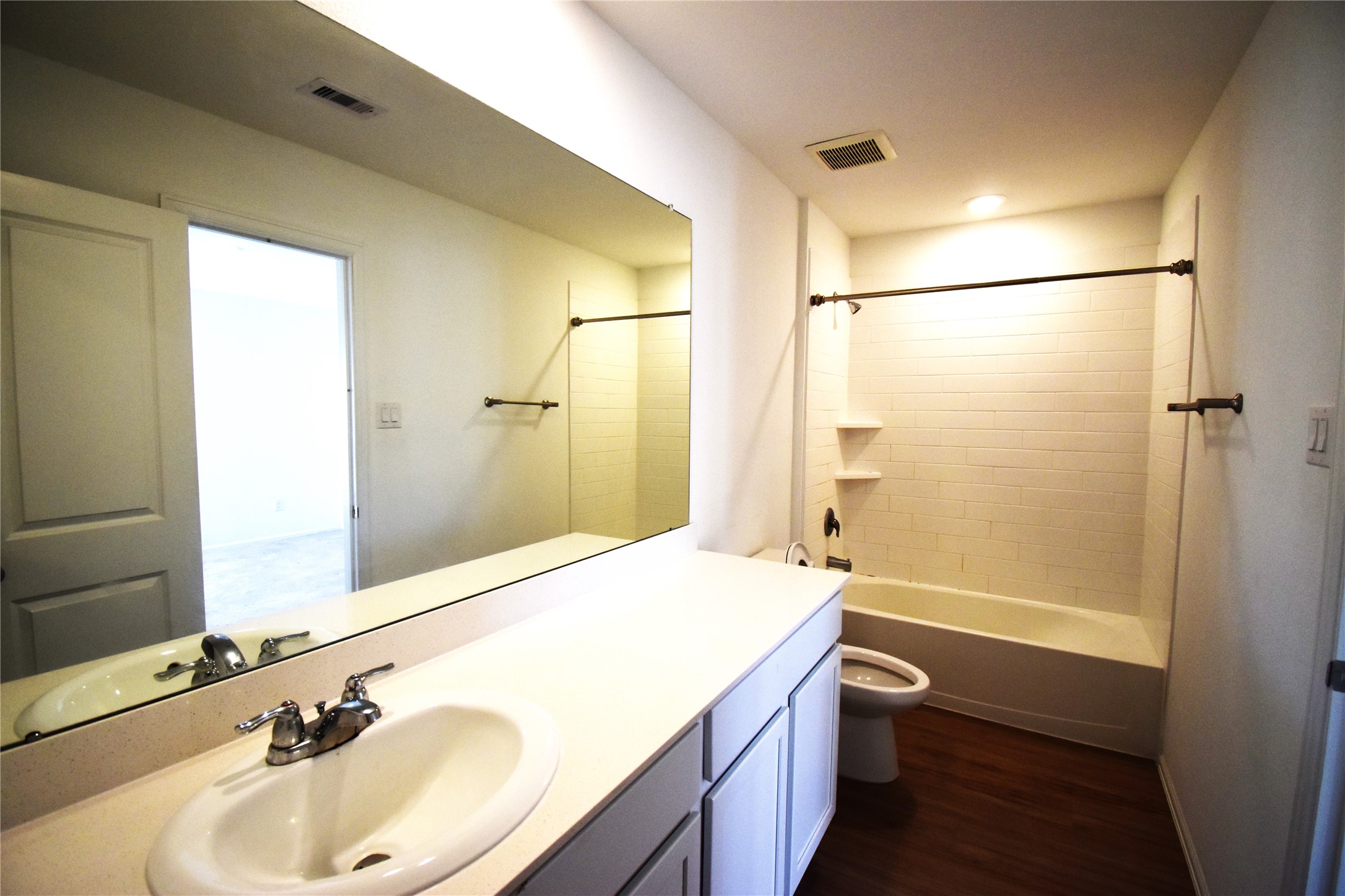 3326 Spanish Oak Lane Rosenberg, TX 77471 - Photo 12 of 24 a bathroom with a sink and a bathtub