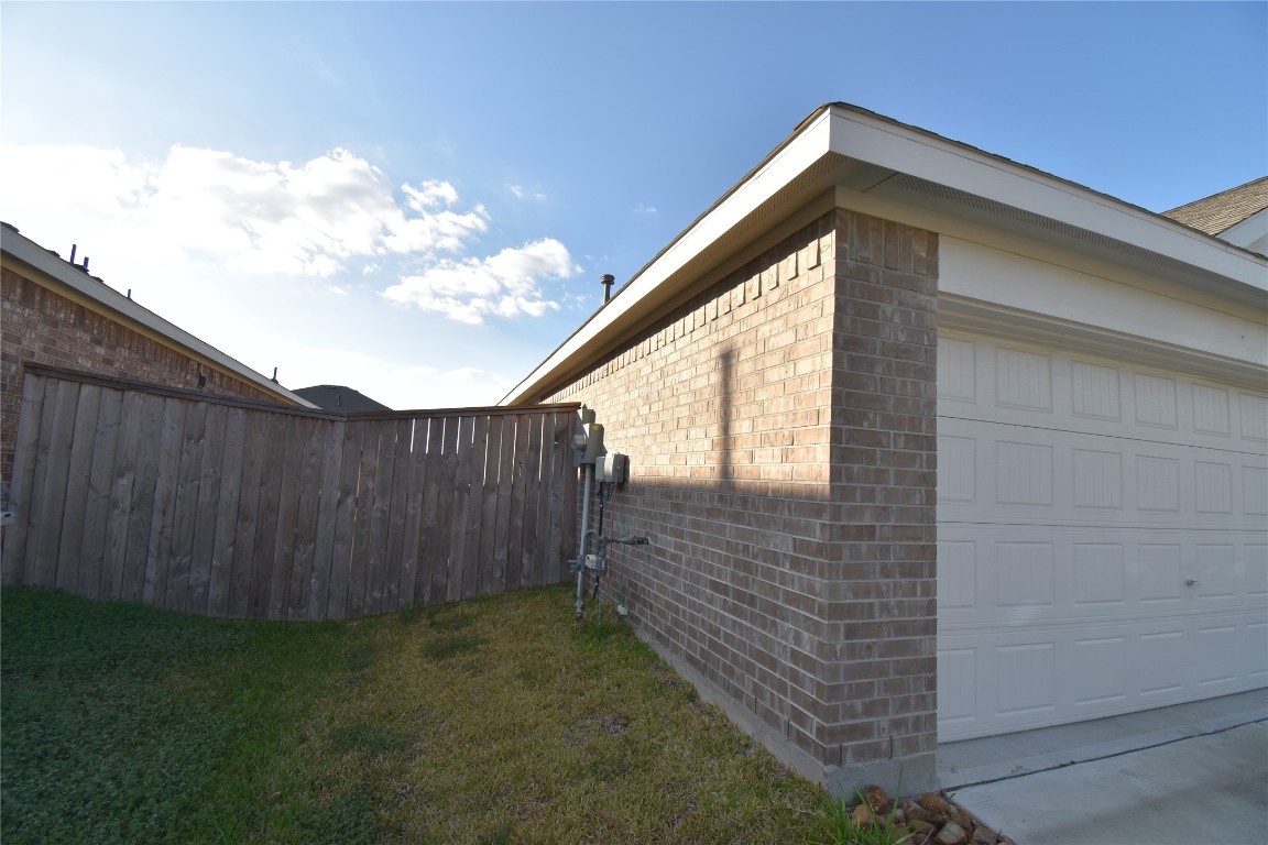 3326 Spanish Oak Lane Rosenberg, TX 77471 - Photo 21 of 24 a backyard of a house