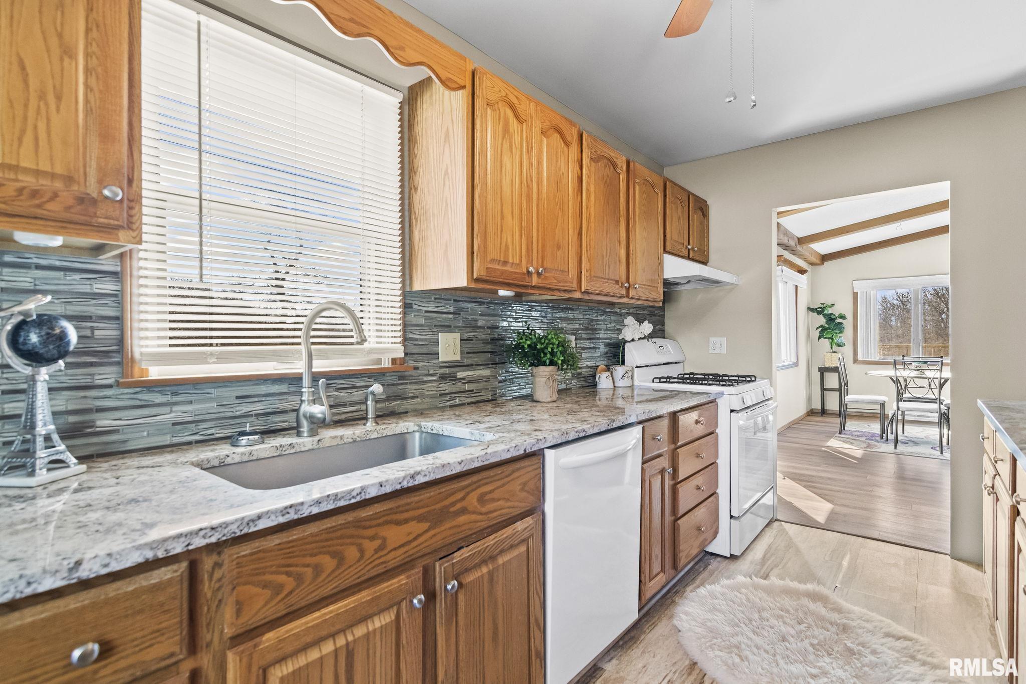 565 Paw-Paw Road Petersburg, IL 62675 - Photo 10 of 35