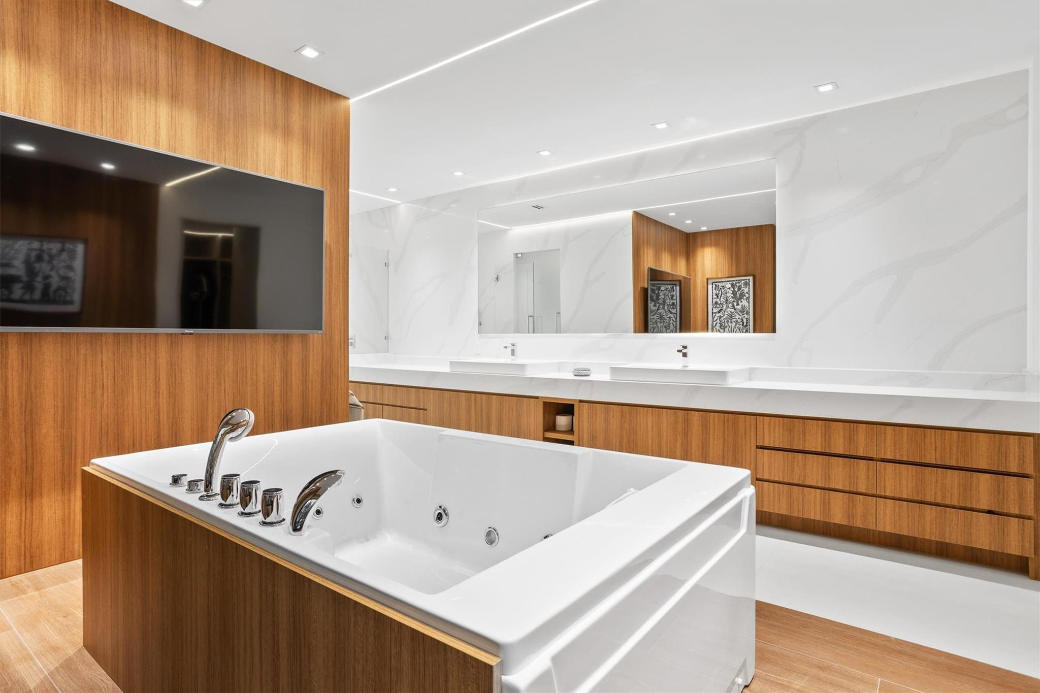 3340 Paddock Road Weston, FL 33331 - Photo 46 of 68 a bathroom with a tub a sink and a mirror