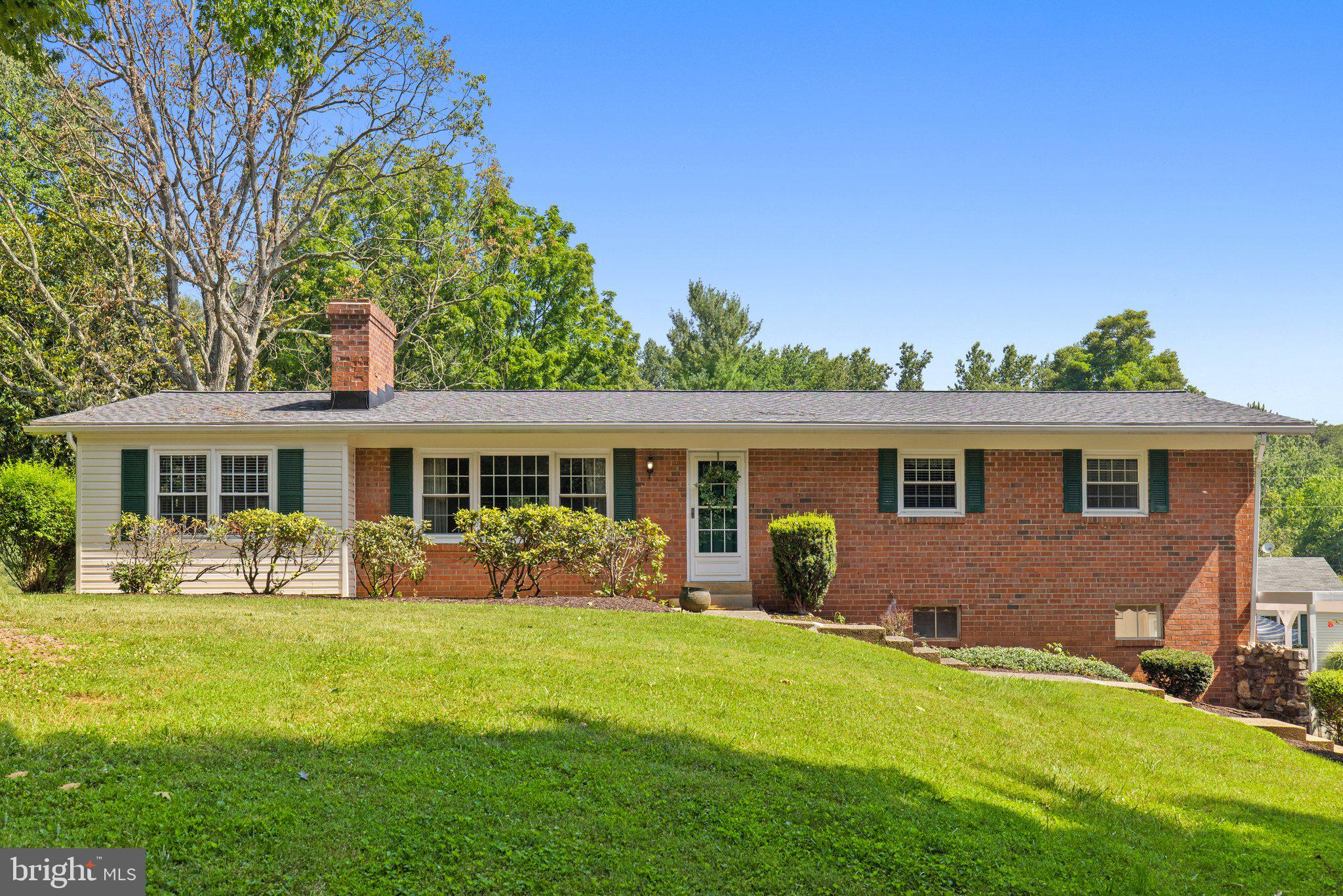 5396 Dumfries Road Warrenton, VA 20187 - Photo 6 of 39 Anderson lifetime windows on main level