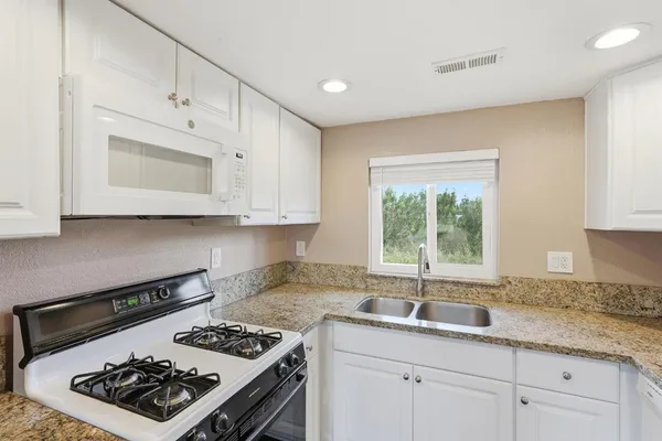 $799,999 | 20042 North Ray Road, Lodi, CA 95242