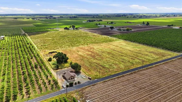 $799,999 | 20042 North Ray Road, Lodi, CA 95242