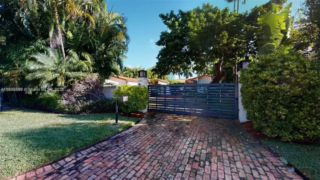 a view of a yard with palm trees