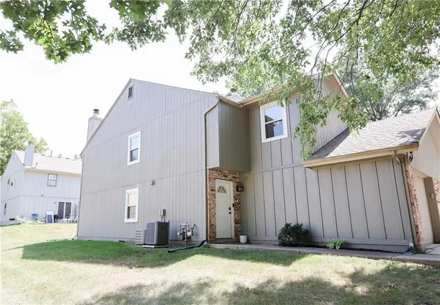 $189,000 | 107 Northeast Greystone Drive, Lee's Summit, MO 64086