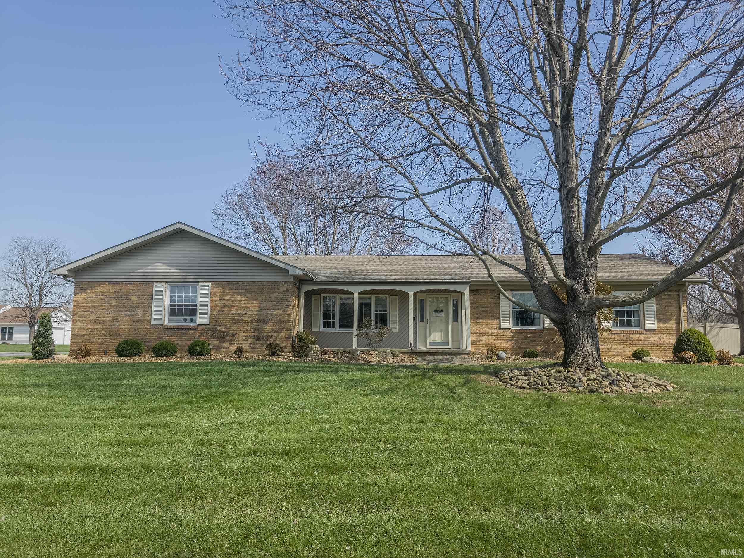 1433 Lisa Lane Mount Carmel, IL 62863 - Photo 2 of 36