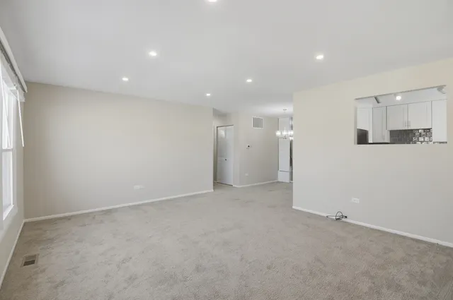 $2,300 | 205 Nantucket Harbor, Unit 205, Schaumburg, IL 60193