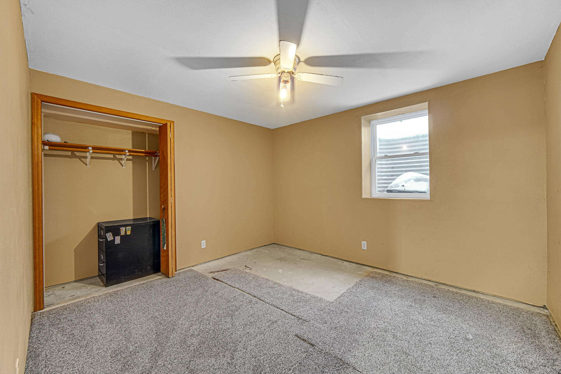 515 Tamarack Trail Hebron, IN 46341 - Photo 20 of 38 an empty room with closet and a ceiling fan