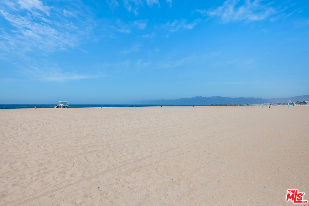 16 Quarterdeck Street, Unit 102 Marina del Rey, CA 90292 - Photo 2 of 19