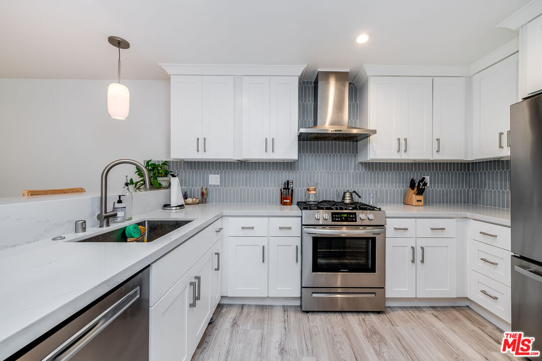 16 Quarterdeck Street, Unit 102 Marina del Rey, CA 90292 - Photo 8 of 19