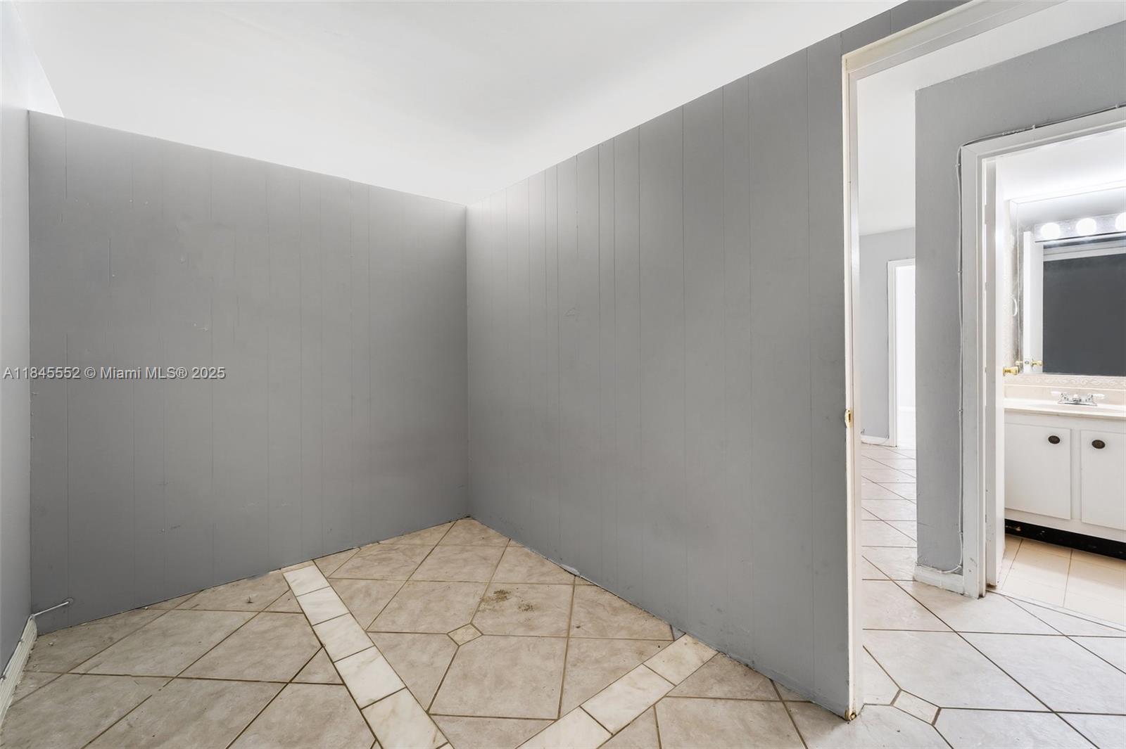 16919 North Bay Road, Unit 115 Sunny Isles Beach, FL 33160 - Photo 7 of 20 a view of bedroom and bedroom