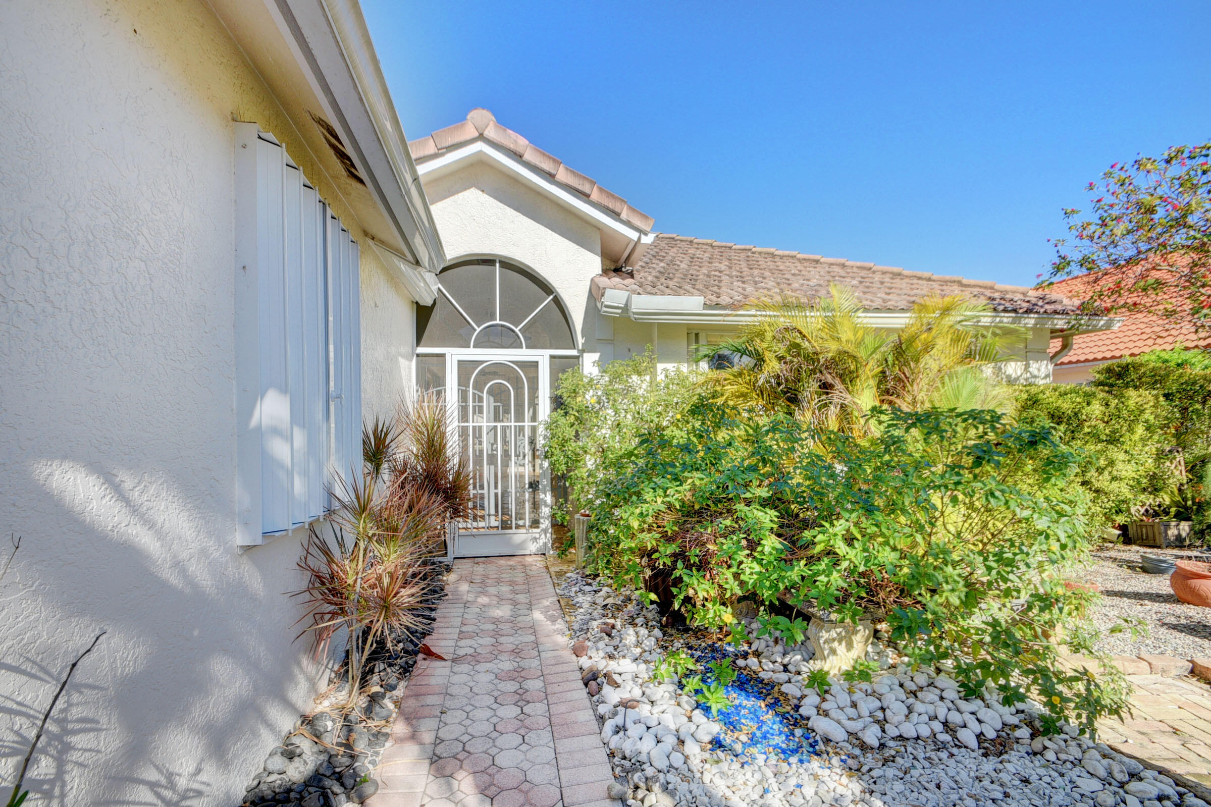 164 Cove Road Greenacres, FL 33413 - Photo 5 of 57 04_house (4)