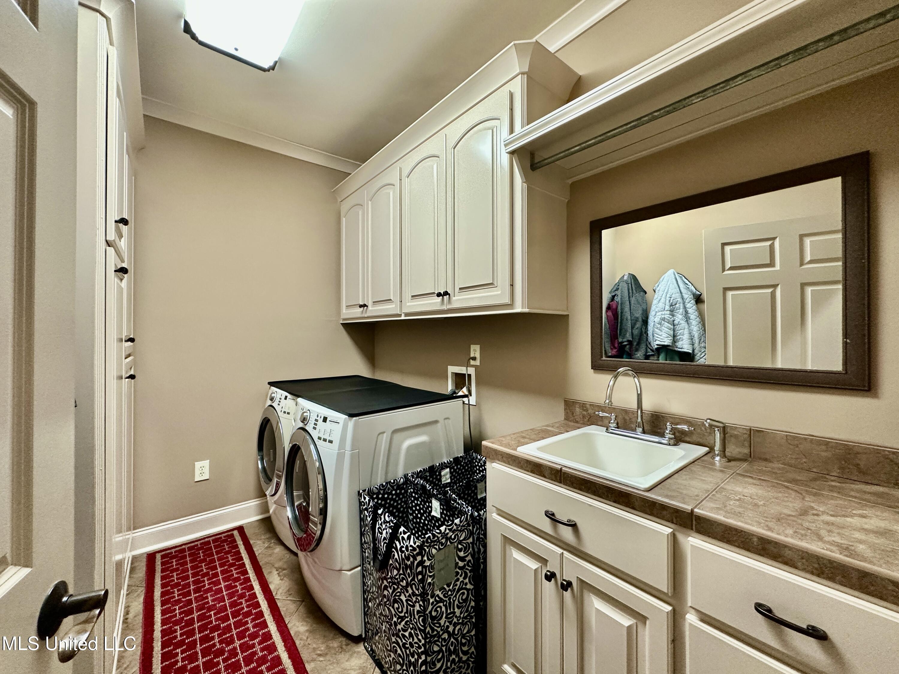 112 Pinehaven Place Clinton, MS 39056 - Photo 20 of 39 PPLAUNDRY ROOM WITH SINK