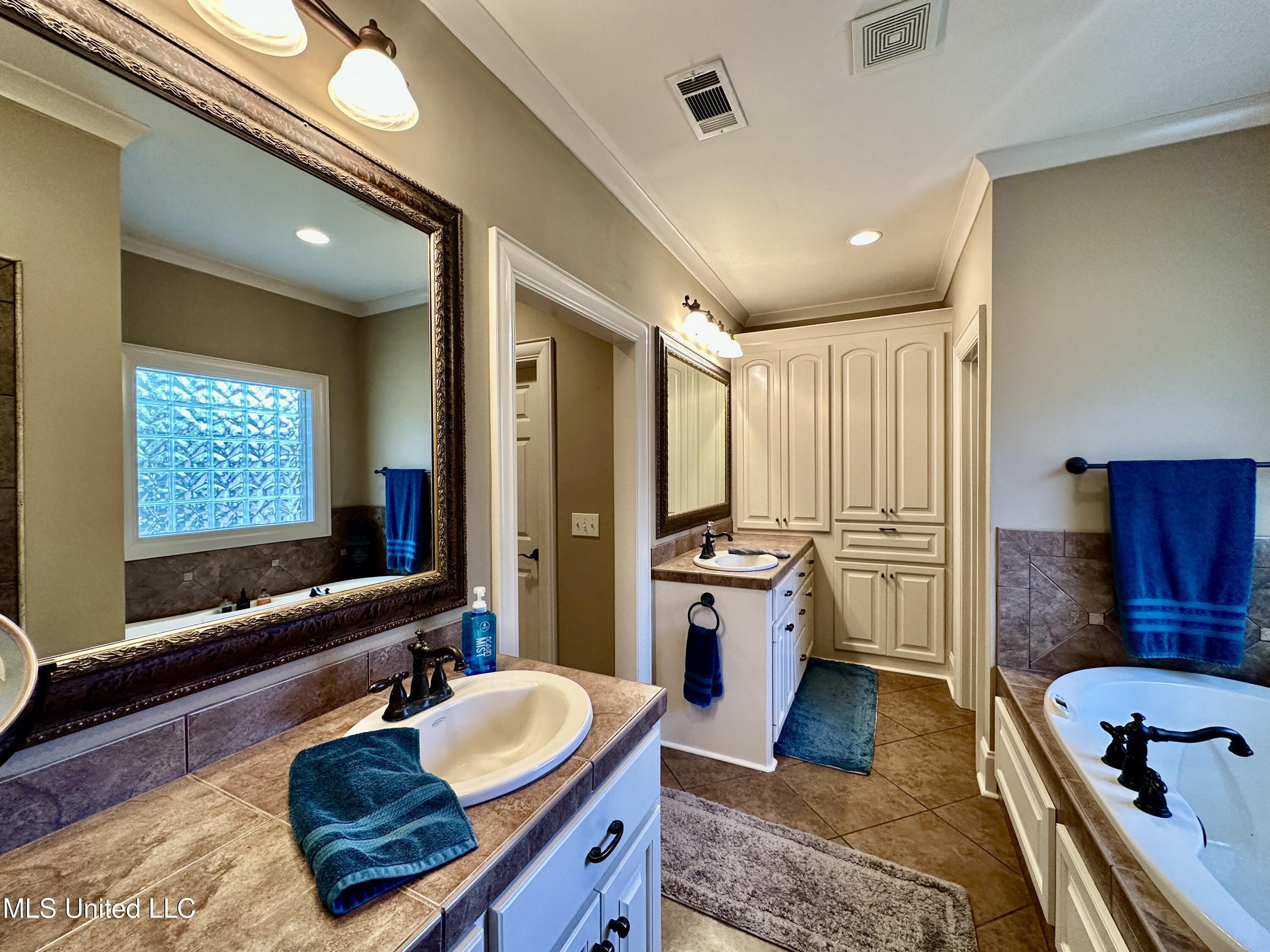 112 Pinehaven Place Clinton, MS 39056 - Photo 24 of 39 PPENSUITEBATH 2 VANITIES