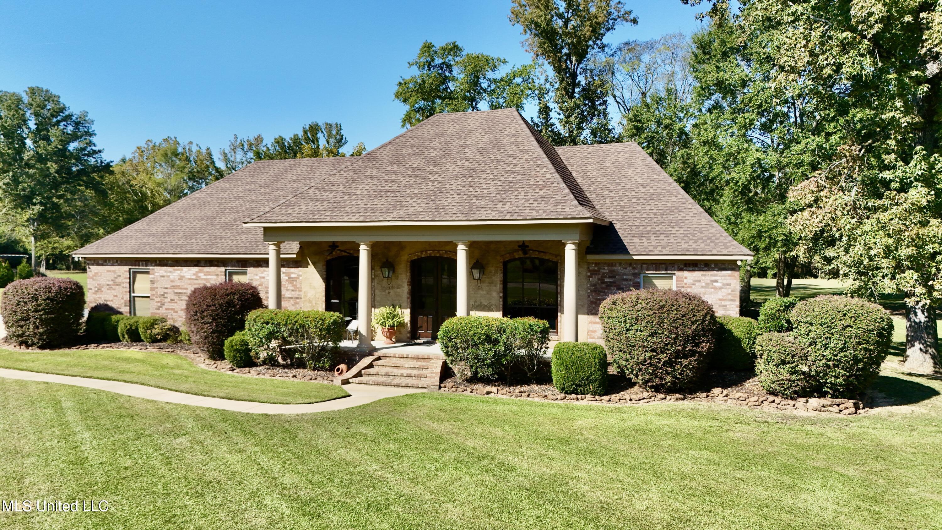 112 Pinehaven Place Clinton, MS 39056 - Photo 3 of 39 PPCLOSE VIEW OF PORCH