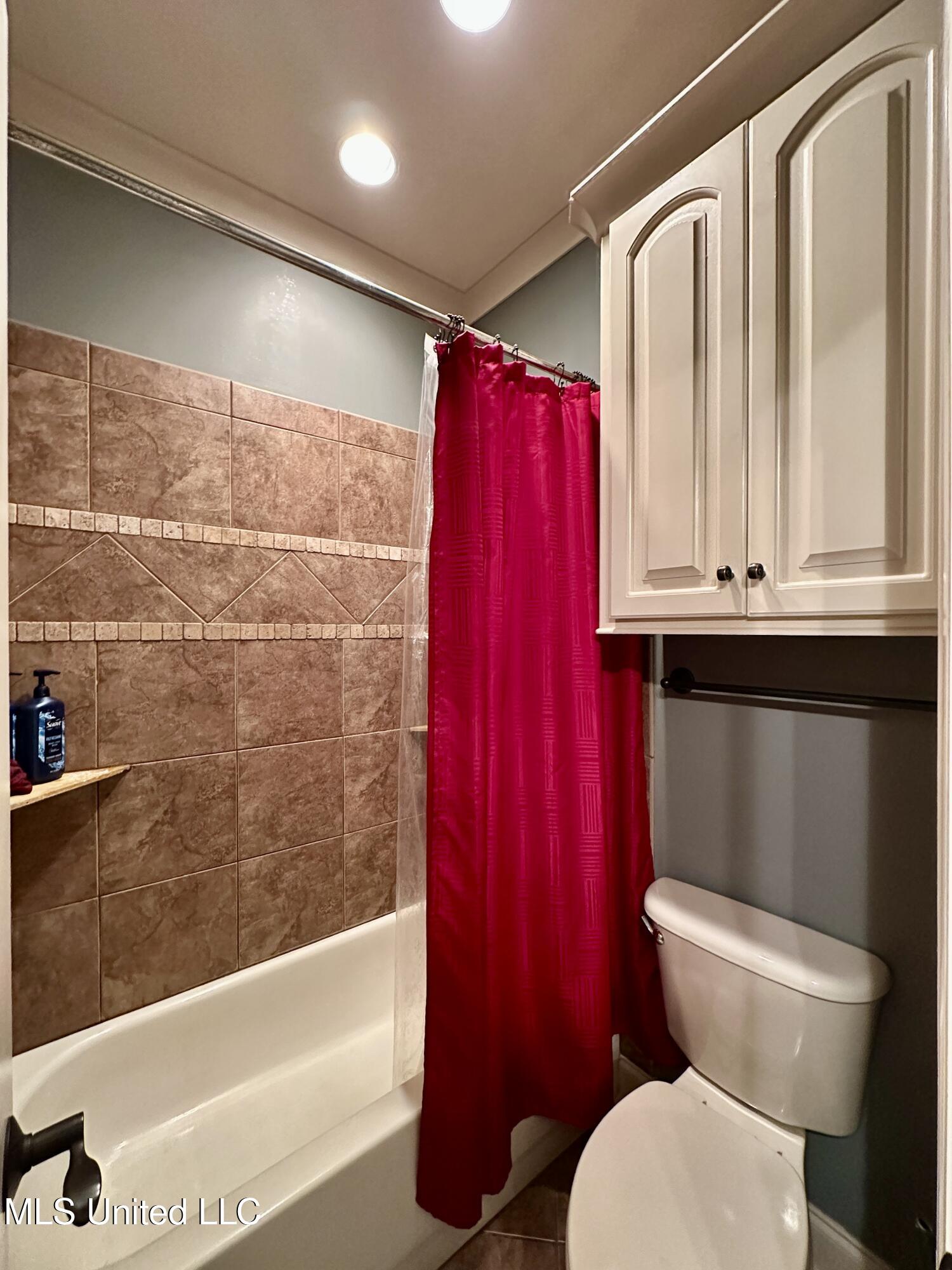 112 Pinehaven Place Clinton, MS 39056 - Photo 32 of 39 PPGUESTBATHTUB ENCL0SURE