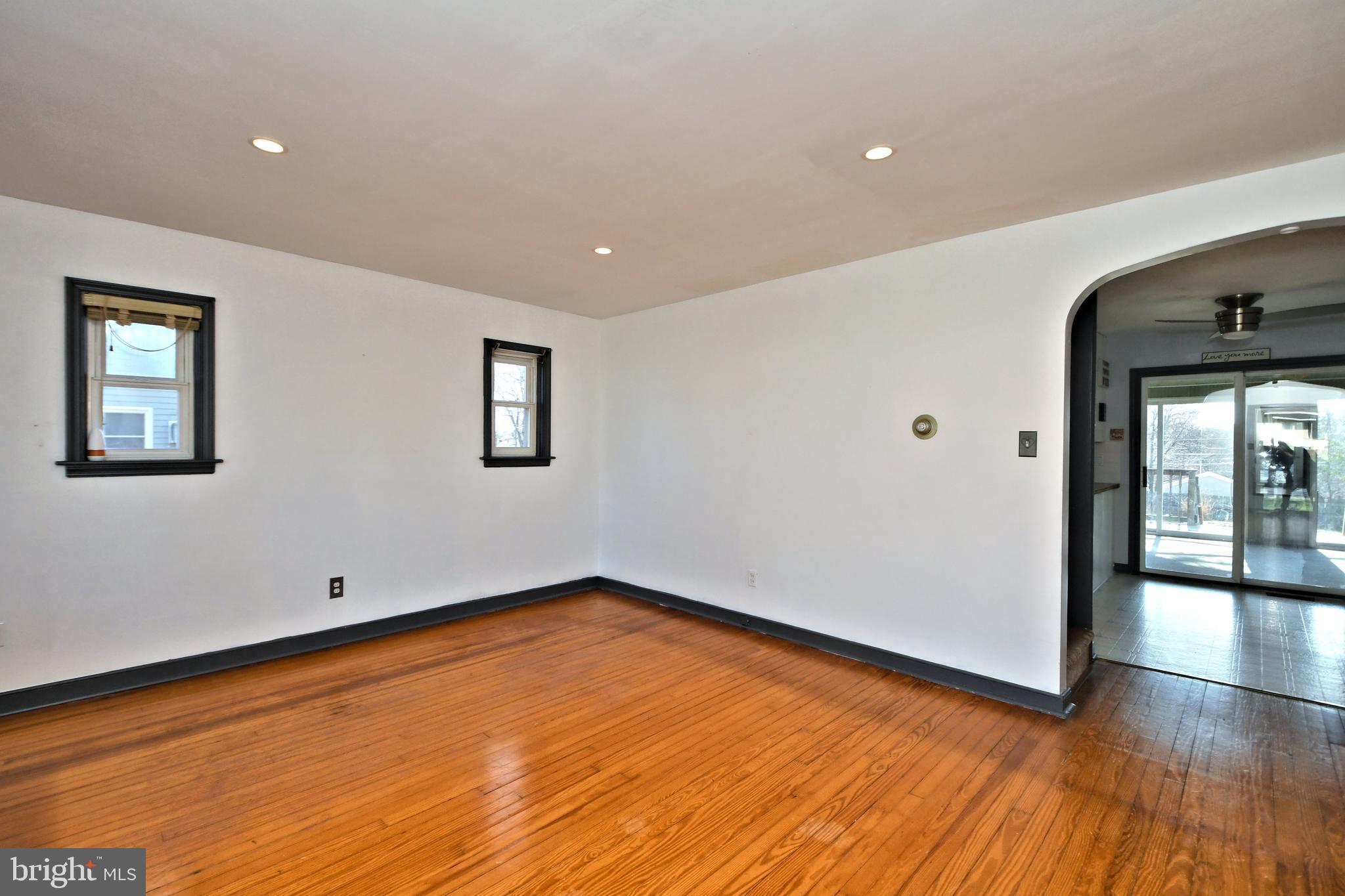 317 Clear Spring Road Lansdale, PA 19446 - Photo 6 of 47 Living Room