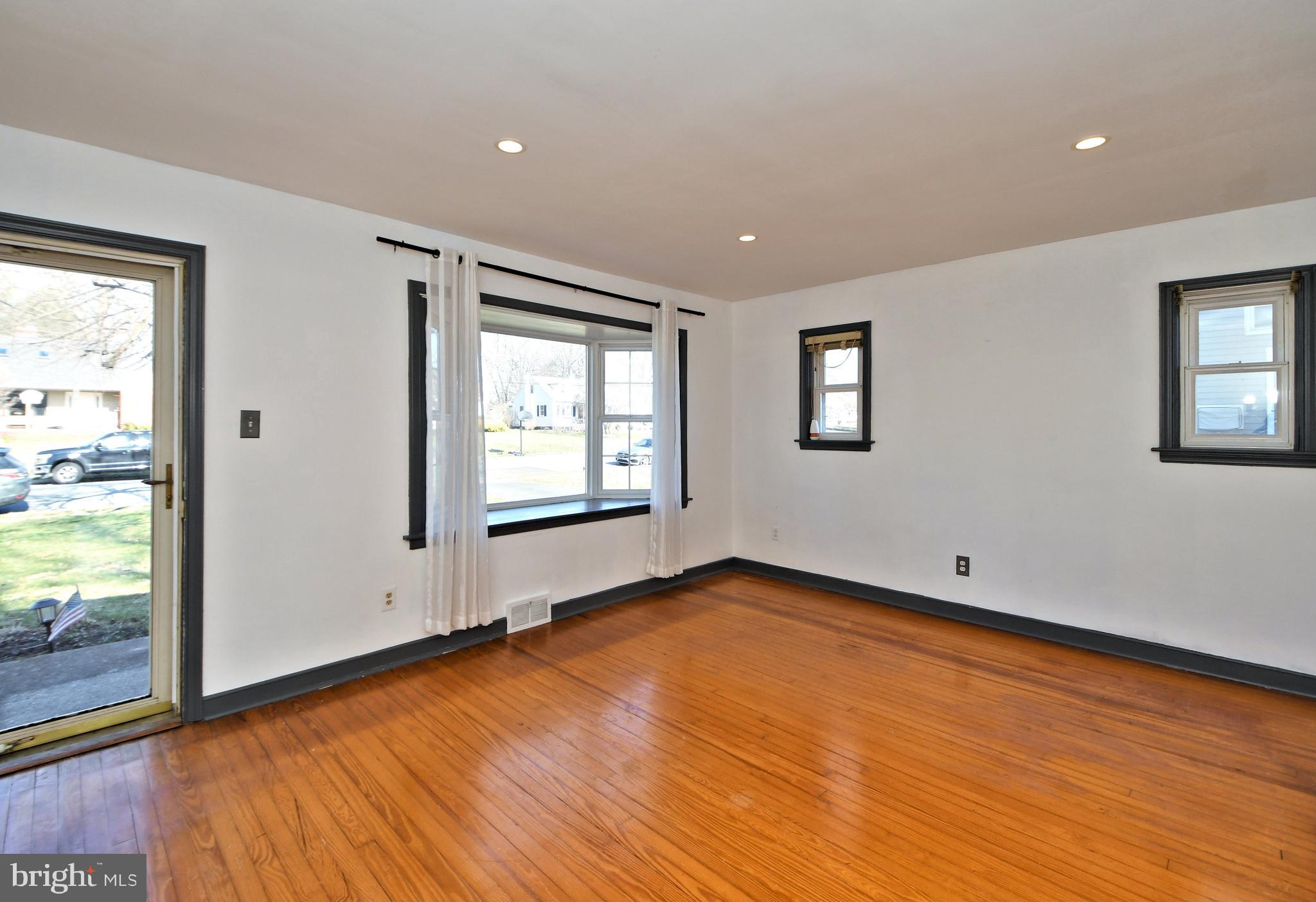 317 Clear Spring Road Lansdale, PA 19446 - Photo 7 of 47 Living Room