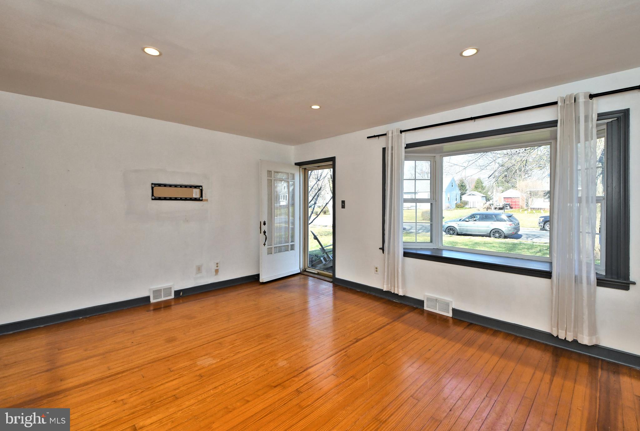 317 Clear Spring Road Lansdale, PA 19446 - Photo 8 of 47 Living Room