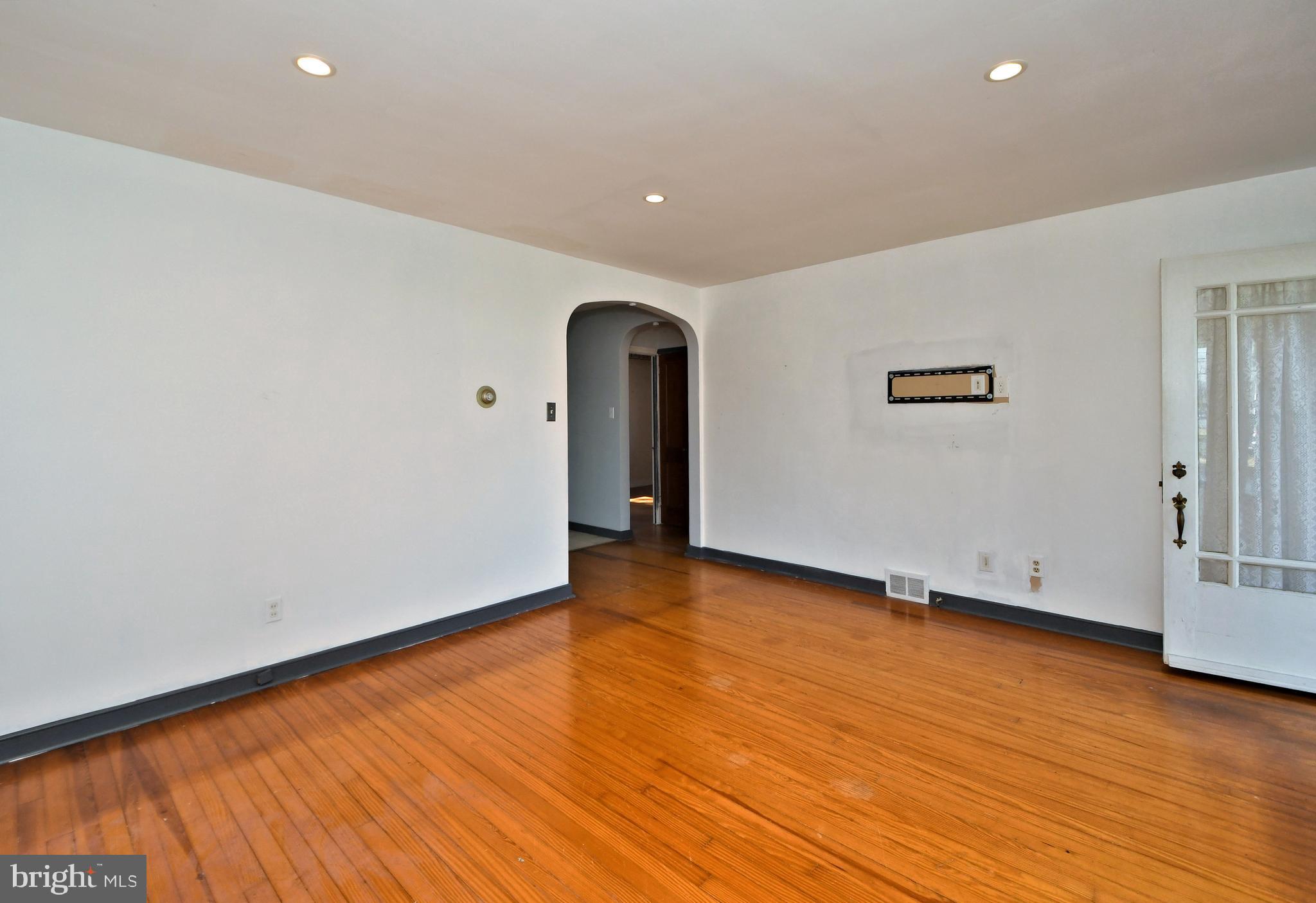 317 Clear Spring Road Lansdale, PA 19446 - Photo 9 of 47 Living Room