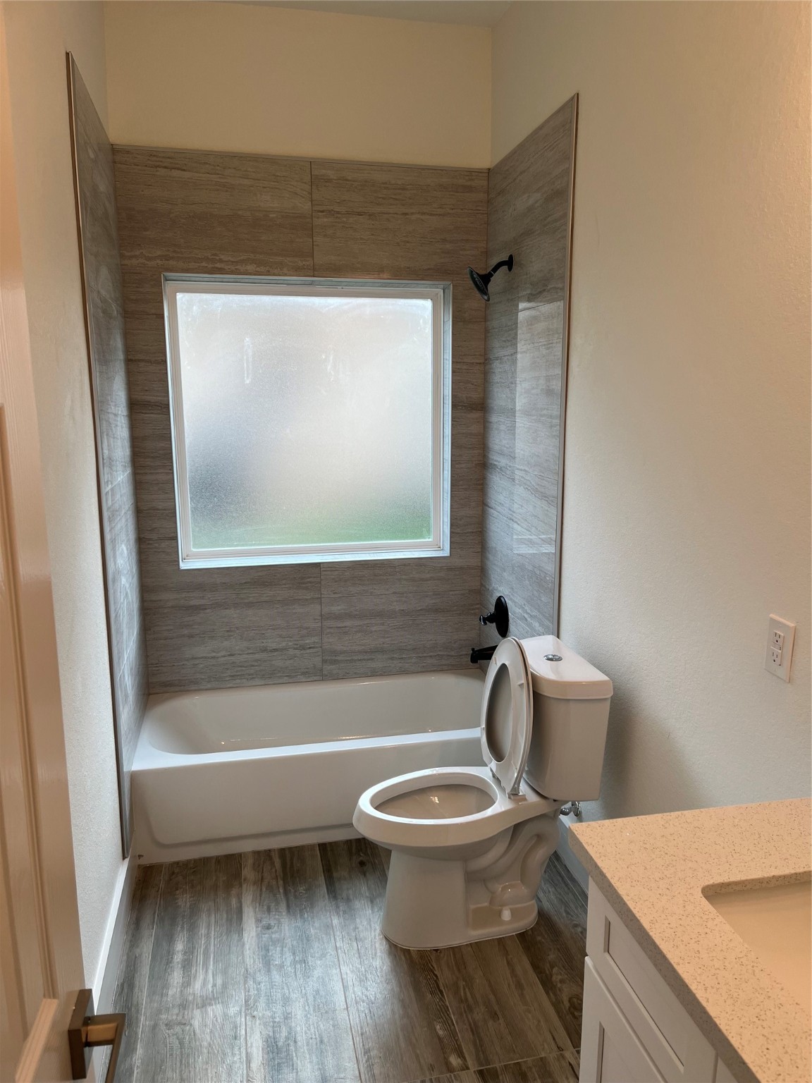 2291 Riverside Drive West Columbia, TX 77486 - Photo 15 of 50 a bathroom with a toilet a sink and a bathtub