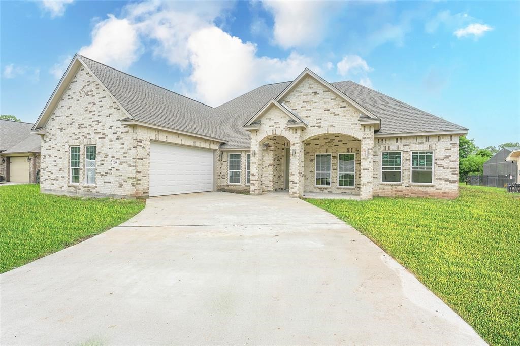 2291 Riverside Drive West Columbia, TX 77486 - Photo 18 of 50 front view of a house with a yard