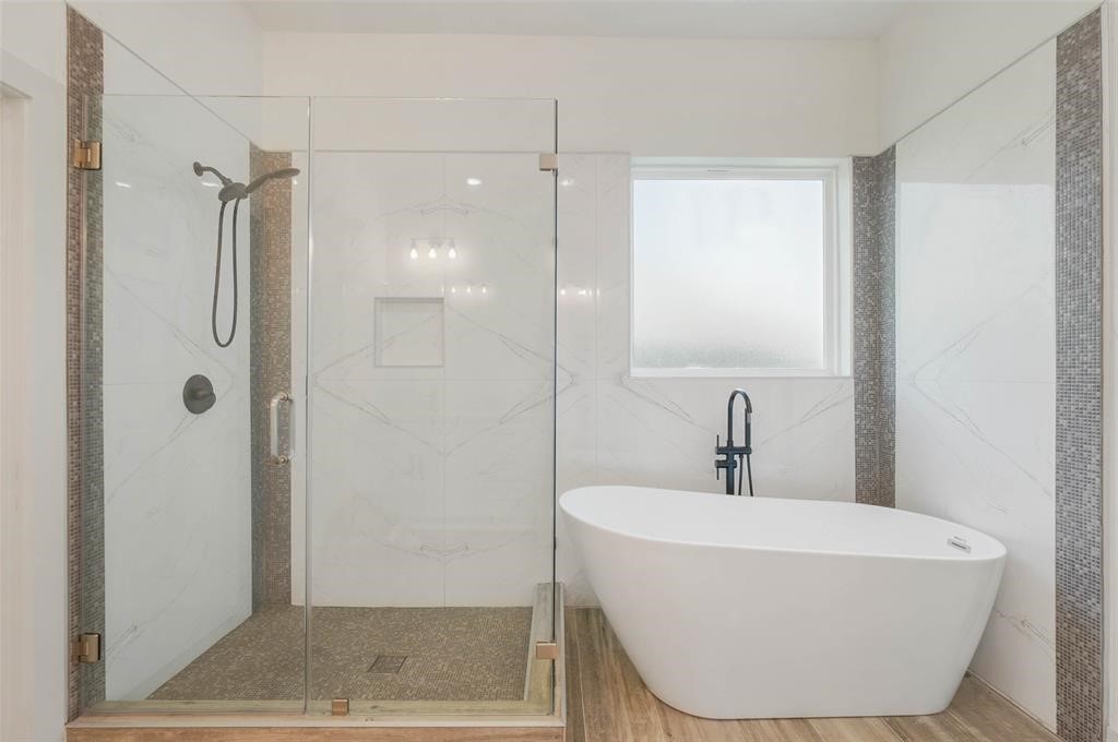 2291 Riverside Drive West Columbia, TX 77486 - Photo 38 of 50 a bathroom with a bathtub and shower