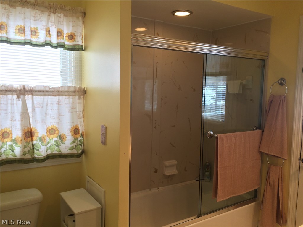 4009 Rosemond Road Cleveland Heights, OH 44121 - Photo 16 of 28 nice clean main bath on second floor