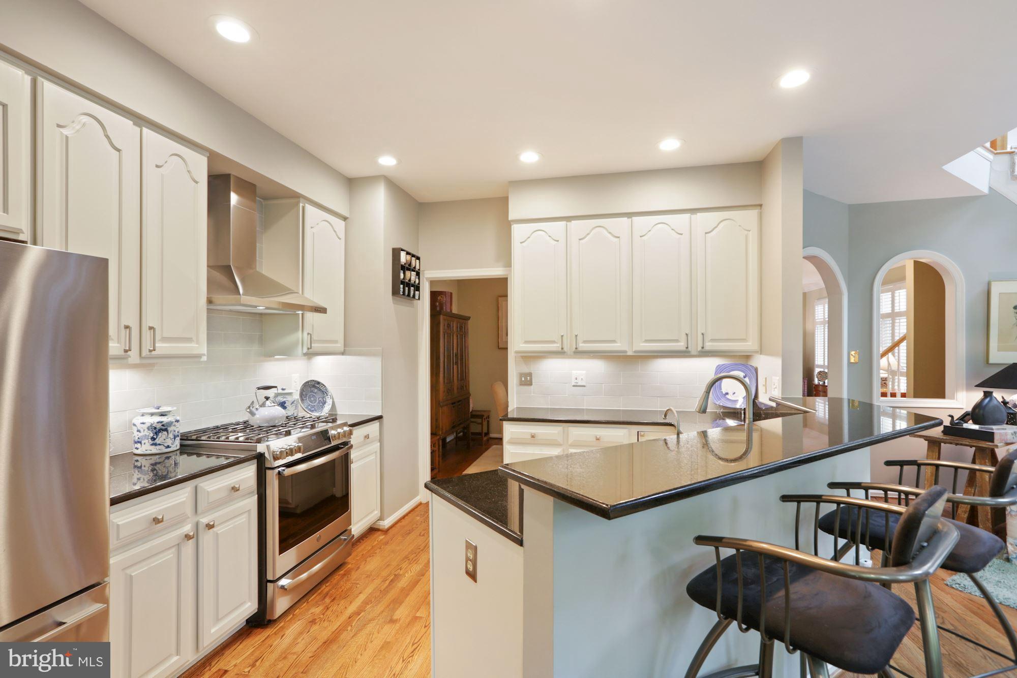 11412 Hollow Timber Way Reston, VA 20194 - Photo 14 of 59 Undercabinet lighting, Gas Cooking