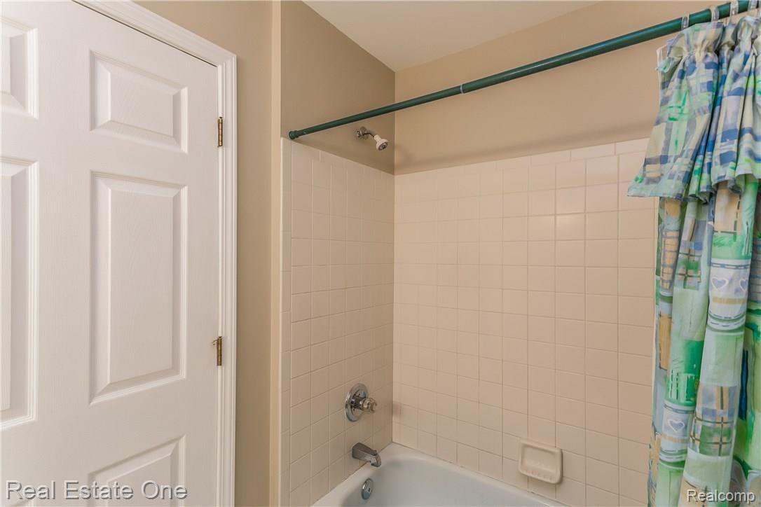 110 Pine Tree Ridge, Unit 43 Waterford, MI 48327 - Photo 20 of 30 027-3675240-large.jpg