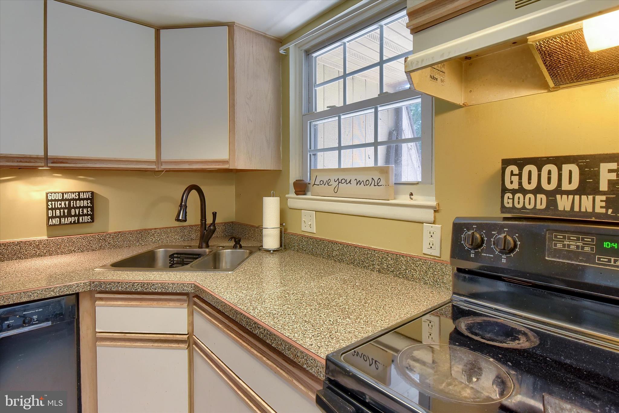 704 Cedar Ridge Lane Mechanicsburg, PA 17055 - Photo 12 of 40 a kitchen with a stove a sink and a cabinets