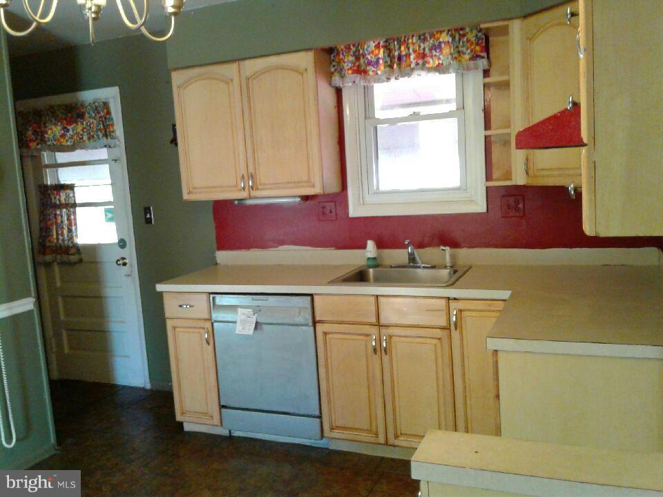 6818 Collinsdale Road Baltimore, MD 21234 - Photo 4 of 6 Kitchen
