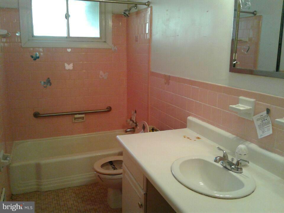 6818 Collinsdale Road Baltimore, MD 21234 - Photo 5 of 6 Bath