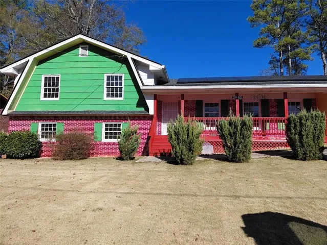 a view of a house with a yard
