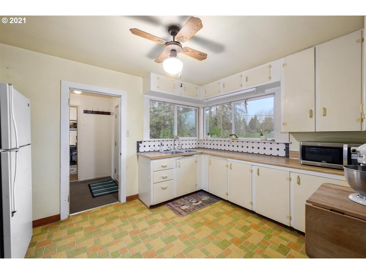 2089 Southeast Minter Bridge Road Hillsboro, OR 97123 - Photo 8 of 32 Gallery Image 8
