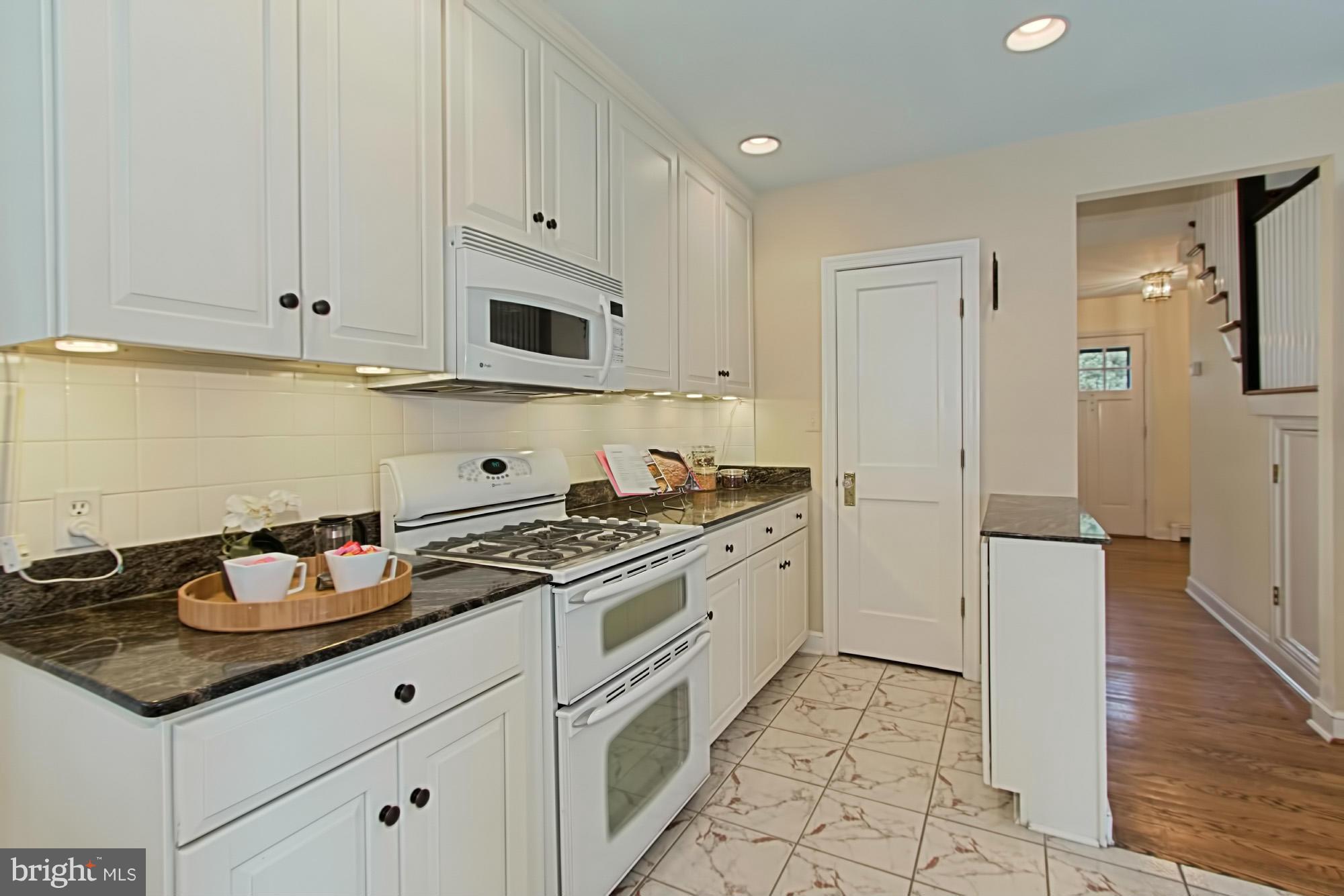 1507 Russell Road Alexandria, VA 22301 - Photo 9 of 30 Kitchen