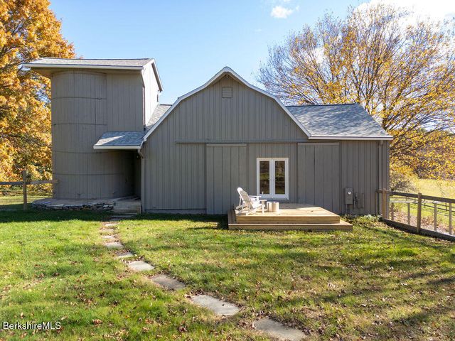 a front view of house with yard and garage
