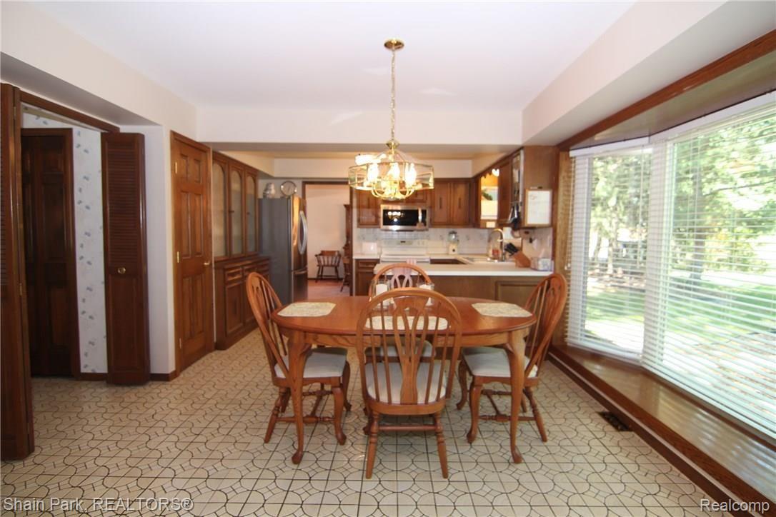 2436 Lassiter Drive Rochester, MI 48309 - Photo 15 of 55 Beautiful Bay Window