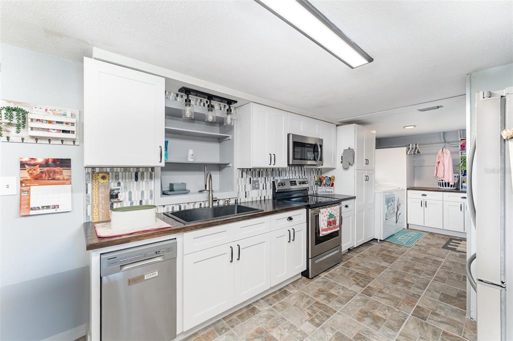 4145 Willow Oak Road Mulberry, FL 33860 - Photo 21 of 30 a kitchen with a sink cabinets and window