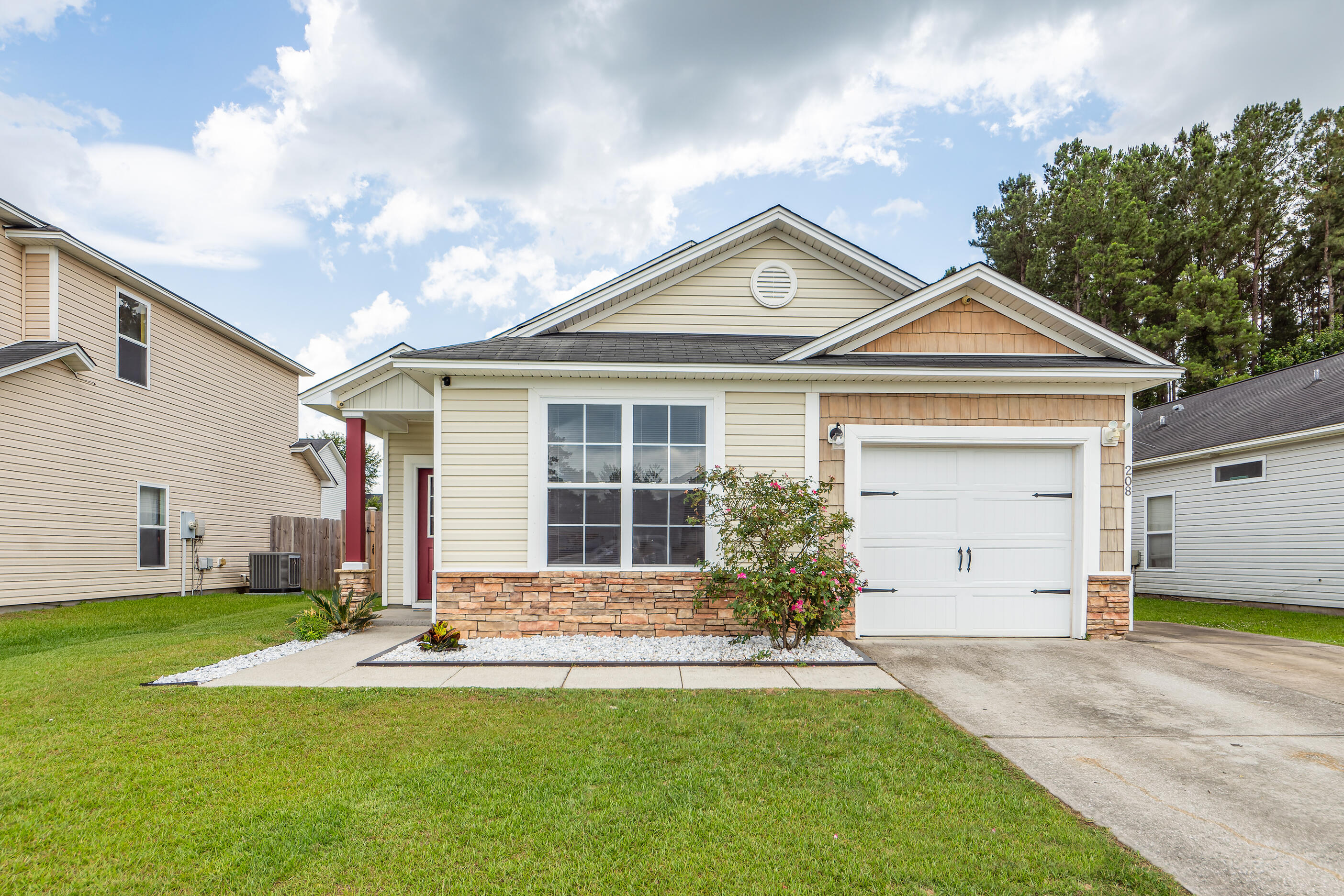 208 Summer View Road Summerville, SC 29486 - Photo 1 of 32 01